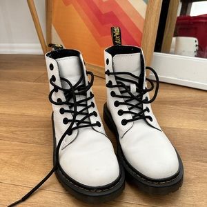 DR. MARTEN BOOTS IN WHITE
